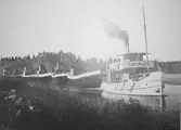 Båten Hjelmaren med pråmar i Hjälmare kanal, 1920-1940