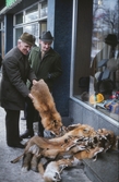 Försäljare av rävskinn på hindersmässan, 1980-tal