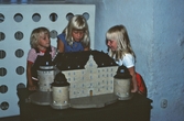 Barn ser på en modell av Örebro slott, 1980-tal