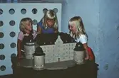 Barn ser på en modell av Örebro slott, 1980-tal