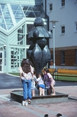 Barn vid statyn Karyatider, 1992