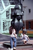 Barn vid statyn Karyatider, 1992