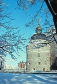 Sydvästra tornen på Örebro slott med snö på taken, 1982