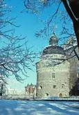 Sydvästra tornen på Örebro slott med snö på taken, 1982