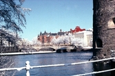 Centralpalatset och del av Örebro slott vintertid, 1982-04-12