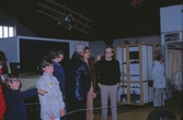 Besökare får information vid invigning av motormuséet vid Gustavsvik, 1983