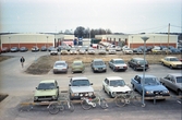 Parkering vid MM- och veteranbilsmässa i Vivalla företagsby på Boglundsängen, 1982