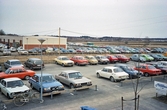 Parkering utanför MM- och veteranbilsmässa i Vivalla företagsby på Boglundsängen, 1982