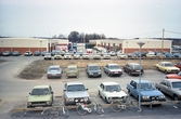 Besökarnas bilar på MM- och veteranbilsmässa i Vivalla företagsby på Boglundsängen, 1982