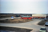 Tre bussar för besökare till MM- och veteranbilsmässa i Vivalla företagsby på Boglundsängen, 1982