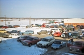 Trångt på parkeringen på MM- och veteranbilsmässa i Vivalla företagsby på Boglundsängen, 1982