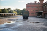 Parkering vid Oscariahuset på Fabriksgatan 52, 1980-tal