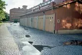 Garagelänga vid Oscariahuset på Fabriksgatan 52, 1980-tal