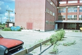 Parkering vid Oscariahuset på Fabriksgatan 52, 1980-tal