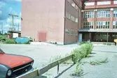 Parkering vid Oscariahuset på Fabriksgatan 52, 1980-tal