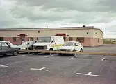 Parkering fram byggnad i Vivalla företagsby, Boglundsängen, 1980-tal