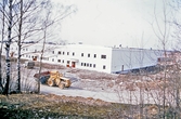Traktor i Vivalla företagsby, Boglundsängen, 1980-tal