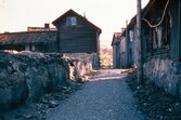 Näbbgränd mot sydost från Kyrkogårdsgatan 1956