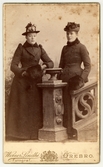 Två kvinnor med hattar
