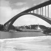 Fartyget Eemsborg vid Sandöbron

