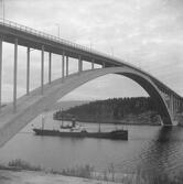 Fartyget Helga Schröder vid Sandöbron

