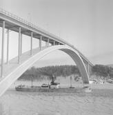 Fartyget Inger vid Sandöbron

