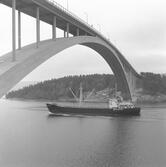 Fartyget Skrzat vid Sandöbron
