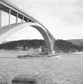 Fartyget Store Björn vid Sandöbron