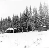 Fäbod. Nordöstra vallen: Vallen i östersluttning ner mot åker är oregelbundet bebyggd av sex timmerhus, de flesta rödfärgade, och ett enkelt kokhus av bräder med plåttäckt pulpettak. Husen är välhållna flertalet försedda med plåttak. Nedanför den sydvästra stugan står ett omålat fähus med påbyggt torrdass, en större lada och två rundtimrade ängslador med brädtak, små dörröppningar och högt placerad tröskel. Stugorna av enkelstugetyp har kokplatser av natur-sten utanför. Förutom slåtter tyder resterna av en kornhässja på att åkerbruk har bedrivits på fäboden. Vallarna längs vägen: Nordligast, väster om vägen, finns två delvis förändrade vallar med vardera timrad stuga och två fähus, varav ett dubbelfähus, samt två fritidsstugor med modern exteriör. Husen är i gott skick, utom två fähus med läckande sticktak. På norra vallen nära en rödfärgad enkelstuga står två vinkelställda fähus med skrätt resp. rundtimmer, det ena med ingång från långsidan och båsen utmed gavlarna. På södra vallen, i vinkel mot en stuga, står dubbelfähuset med vidbyggt torrdass och båsen längs gavelväggarna. Mittersta vallen öster om vägen omfattar tre rödfärgade timmerhus med tegel- /eternittak: en dubbelstuga med dörrar på långsidan, ett fähus och ett stall kring ett tun, delvis gräsmattetomt, inhägnad av ett enkelt staket av stolpar och liggande slanor. Stallbyggnaden med brädslagen regelstomme och timrad avdelning för hö har dubbelport på långsidan. På södra vallen väster om vägen står endast gammal ängslada, en fritidsstuga och vedbod. Ladan med varannan rännknut, varannan smalt kilat rundtimmer, har påbyggt brädskjul på baksidan. r