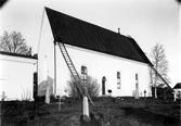 Skogs kyrka i Ångermanland vid E4 ca 1 mil norr om Sandöbron är medeltida med rektangulär grundplan och rakslutet kor. Experter hävdar att uppförandet påbörjades vid slutet av 1200-talet. Klockstapeln är av s.k. bottnisk typ, uppförd under1700-talet. Den mindre är daterad 1350-1400-talet. Inredningen bär vittnesbörd om traktens verksamma konsthantverkare. Predikstolen i senbarock, skuren av Christian Kramm. Altaruppsatsen i kraftig rokoko utförd 1783 av Jon Göransson/Westman. Målad och förgylld 1786 av mäster  Wagenius från Sundsvall. Korfönstret signerat Bengt Hamrén insatt vid restaureringen 1935. Triumfkrucifix från 1300-talet. Dopfunten i kalksten är från 1300-talet medan ljusstaken därintill är från 1400-talet.