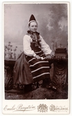 Flicka i folkdräkt, ca 1900