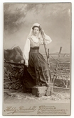 Kvinna i folkdräkt, efter 1908
