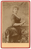 Kvinna med turnyr, 1860-tal