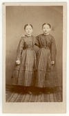 Två flickor i randiga klänningar, 1880-tal