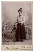 Kvinna med cykel, efter 1893