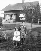 Barn framför hus, 1915