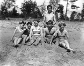 Grupp på badstrand, 1915
