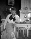 Kvinna vid bord, 1920-tal