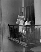 Kvinnor på balkong, 1920-tal