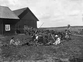 Midsommarstången kläs, 1918