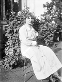 Kvinna framför hus, 1918