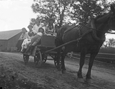 Åktur med häst och vagn, 1918
