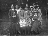 Grupp i trädgård, 1918-1919