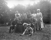 Grupp i trädgård, 1918-1919