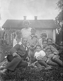 Grupp framför flygelbyggnad, 1918