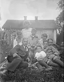 Grupp framför flygelbyggnad, 1918