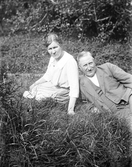 Kvinna och man i gräset, 1918 -1919