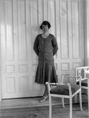 Kvinna i lägenhet., 1920