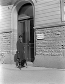 Kvinna utanför Frisinnade föreningens Valbyrå, 1921