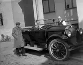 Bil på innergård, 1926